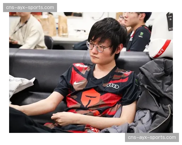 特写：裁判马克·戈达德果断终止比赛，保护了处于劣势的选手